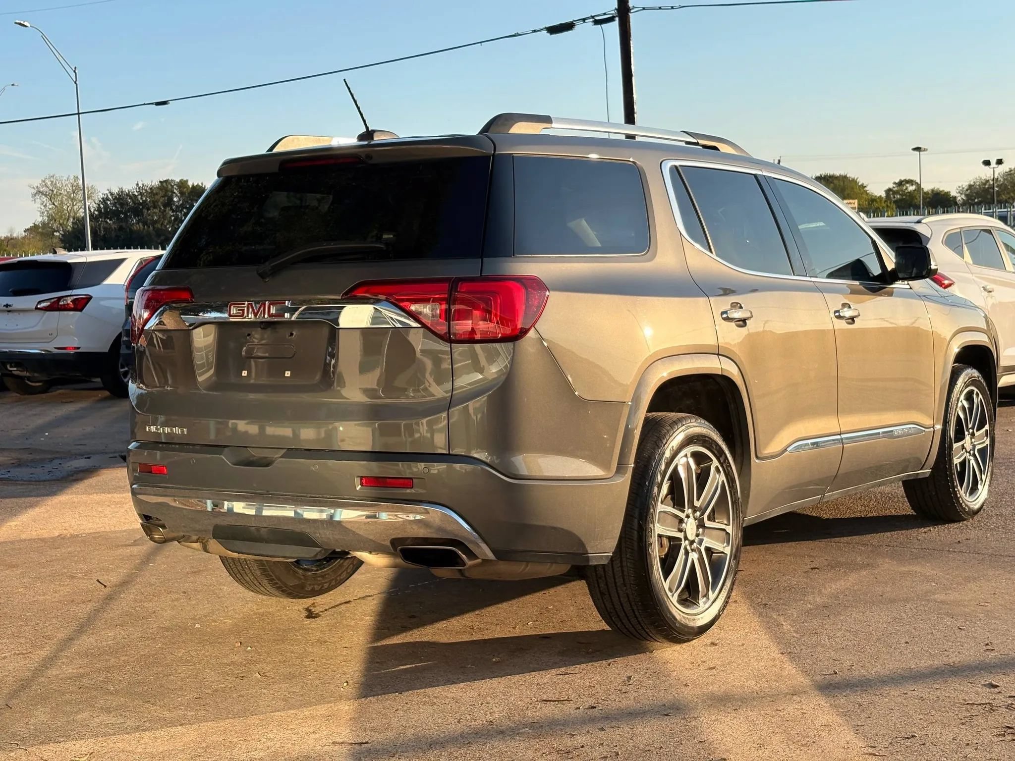 Used 2018 GMC Acadia Denali w/ Technology Package FWD image 3