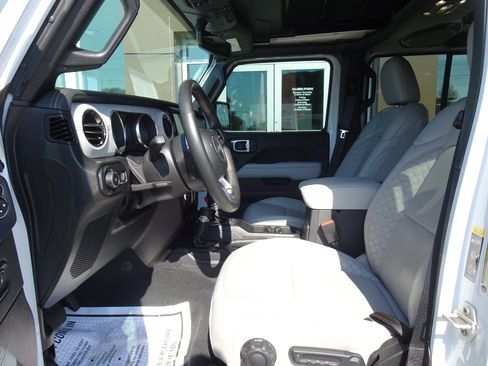 Used 2023 Jeep Wrangler Unlimited Sahara AWD/4WD image 8