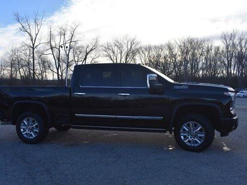 Used 2025 Chevrolet Silverado 2500 High Country w/ High Country Premium Package AWD/4WD image 9