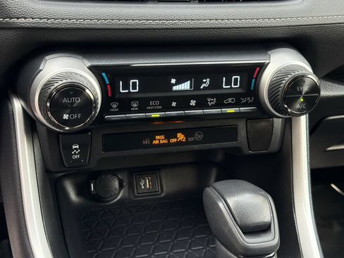Used 2025 Toyota RAV4 XLE AWD/4WD image 28