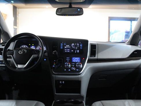 Used 2017 Toyota Sienna XLE w/ XLE Navigation Package FWD image 14
