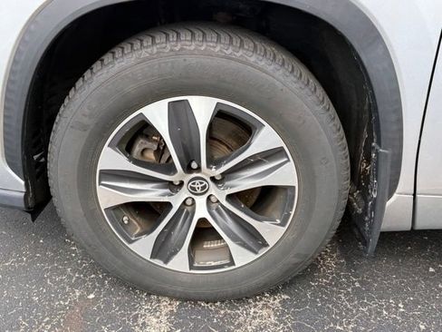 Used 2021 Toyota Highlander XLE AWD/4WD image 10