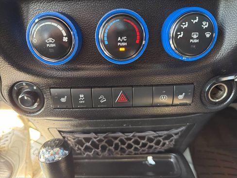 Used 2017 Jeep Wrangler Unlimited Rubicon w/ Connectivity Group image 30