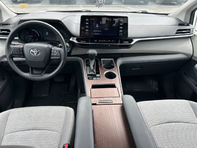 Used 2024 Toyota Sienna LE AWD/4WD image 13