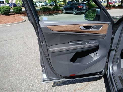 New 2025 Volkswagen Atlas SE image 10