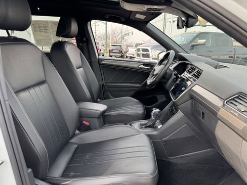 Used 2022 Volkswagen Tiguan SE R-Line image 38