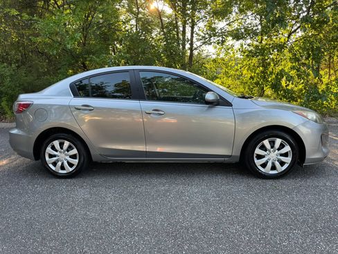 Used 2013 MAZDA MAZDA3 i SV FWD image 2