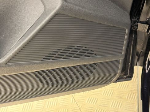 Used 2025 Volkswagen Taos SE w/ Panoramic Sunroof Package FWD image 21