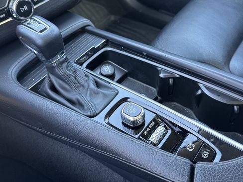 Used 2020 Volvo XC90 T6 Momentum image 11