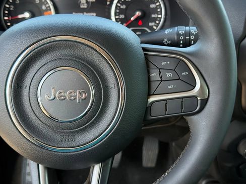 Used 2022 Jeep Renegade Latitude AWD/4WD image 16