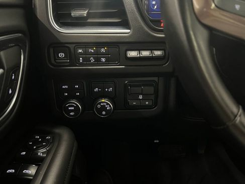 Used 2024 Chevrolet Suburban High Country image 29