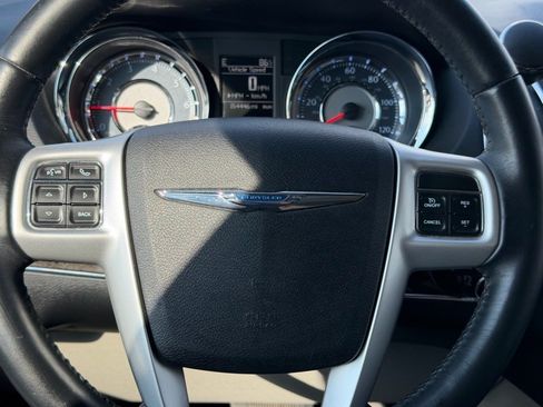 Used 2015 Chrysler Town & Country Touring FWD image 13