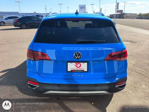 Used 2022 Volkswagen Taos SE w/ Panoramic Sunroof Package FWD image 7