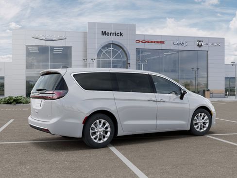 New 2026 Chrysler Pacifica Select AWD/4WD image 4