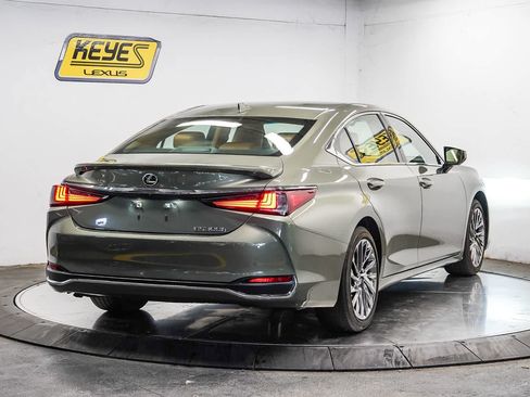 Used 2025 Lexus ES 300h w/ Luxury Package FWD image 4