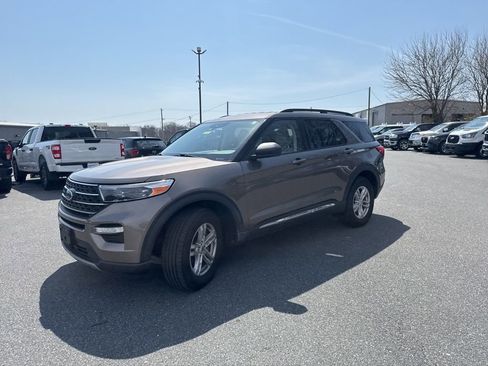 Used 2021 Ford Explorer XLT w/ Equipment Group 202A image 3