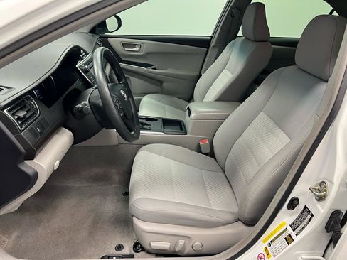 Used 2017 Toyota Camry LE image 4