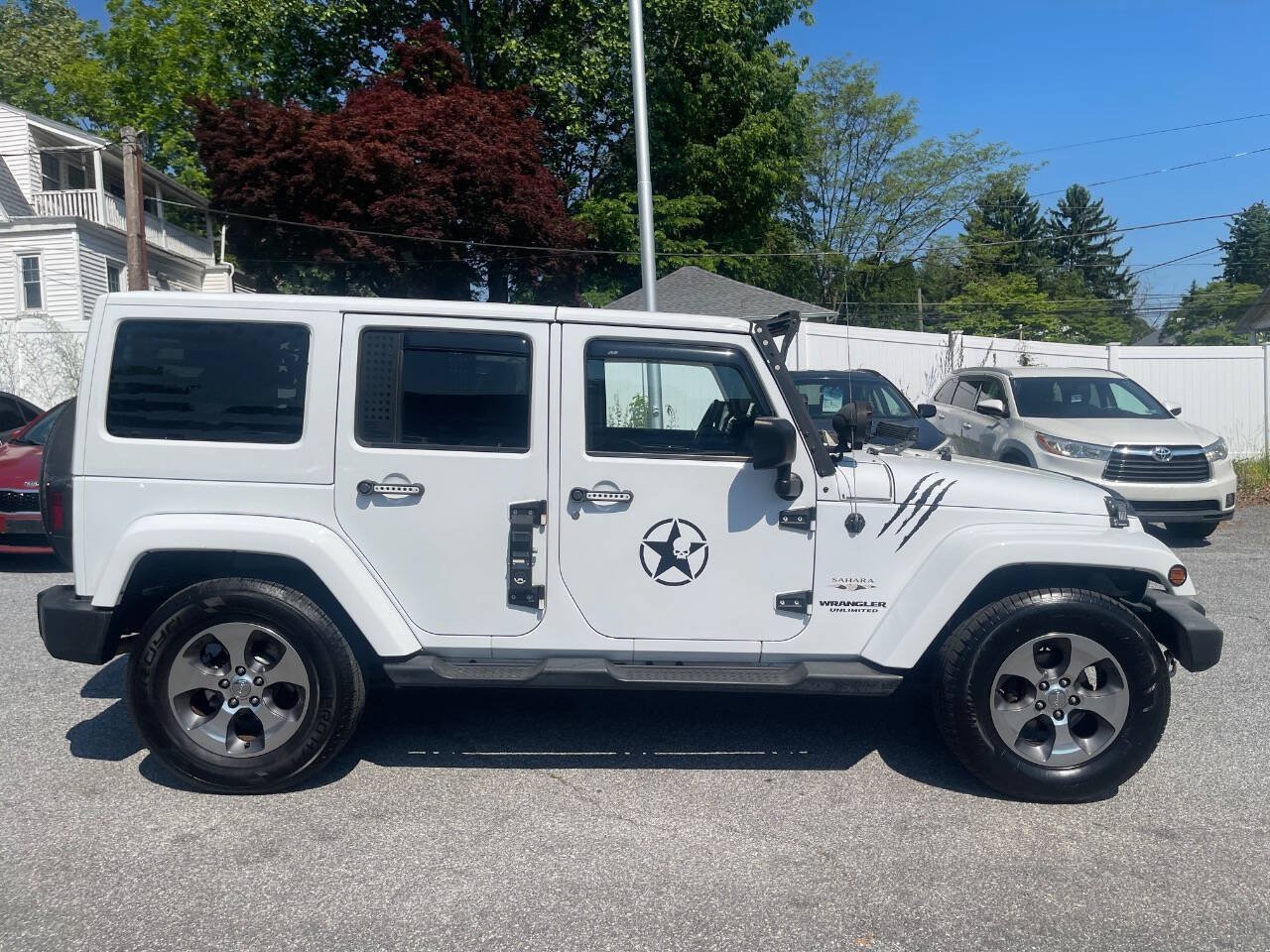 Used 2017 Jeep Wrangler Unlimited Sahara w/ Dual Top Group AWD/4WD image 5