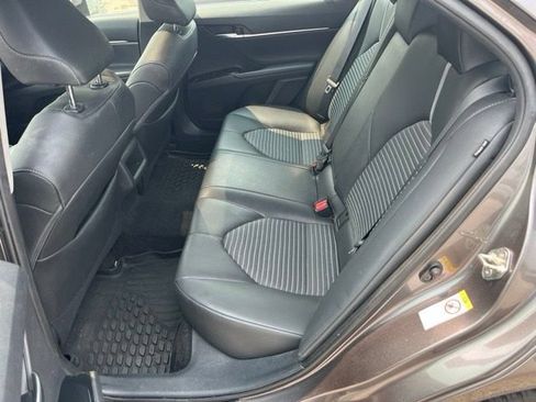 Used 2018 Toyota Camry SE w/ Moonroof Package FWD image 12