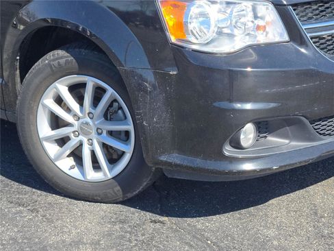 Certified 2019 Dodge Grand Caravan SXT FWD image 4