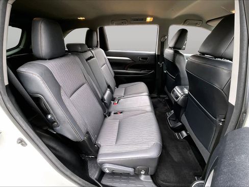 Used 2015 Toyota Highlander Plus FWD image 18