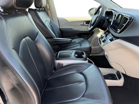 Certified 2023 Chrysler Pacifica Touring-L image 15
