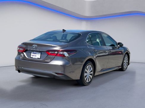Used 2022 Toyota Camry LE FWD image 3