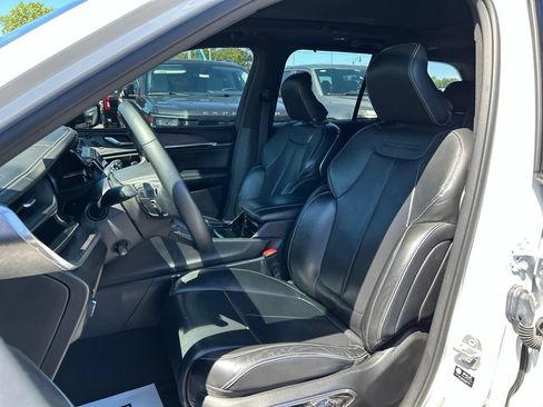 Used 2022 Jeep Grand Cherokee Overland w/ Adv Protech Group III AWD/4WD image 17