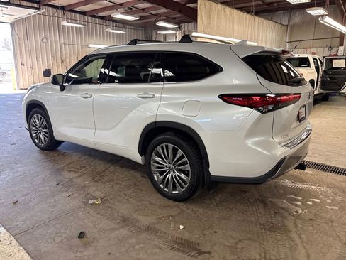 Used 2022 Toyota Highlander Platinum image 3