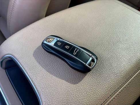 Used 2022 Porsche Cayenne AWD/4WD image 33