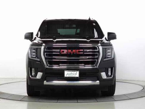 Used 2022 GMC Yukon XL SLT w/ SLT Premium Package image 2