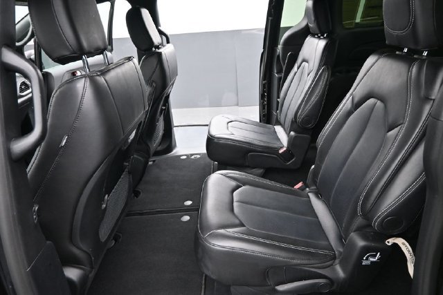 Used 2025 Chrysler Pacifica Select FWD image 14
