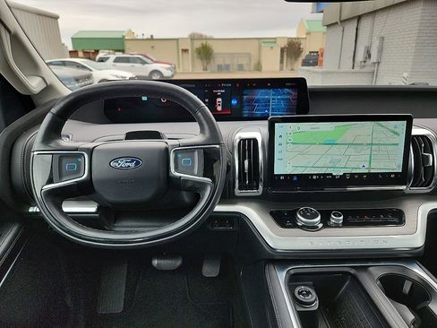 Used 2025 Ford Expedition Platinum AWD/4WD image 6