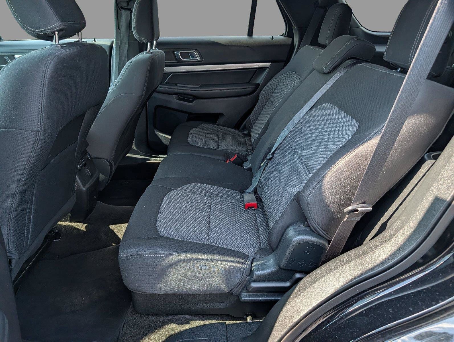 Used 2018 Ford Explorer XLT FWD image 30