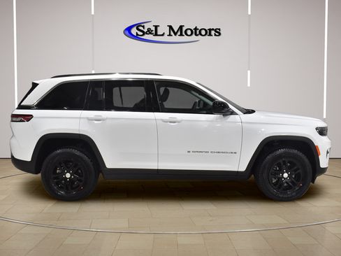 Used 2023 Jeep Grand Cherokee Laredo AWD/4WD image 9
