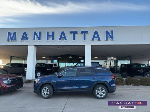 Used 2022 GMC Terrain SLE w/ Driver Convenience Package image 1