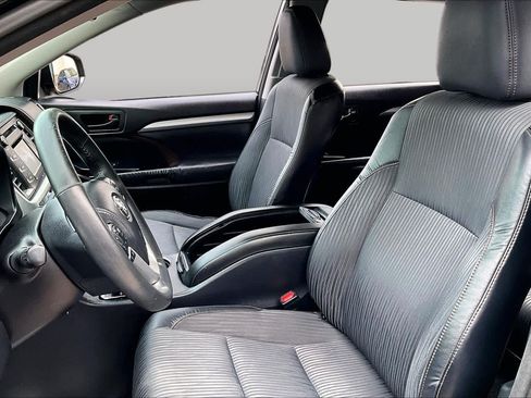 Used 2015 Toyota Highlander Plus FWD image 7