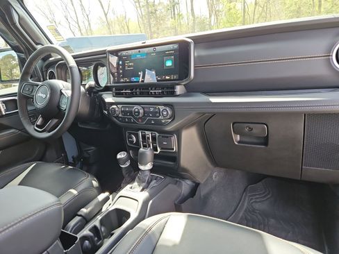 Used 2025 Jeep Gladiator Sport AWD/4WD image 16