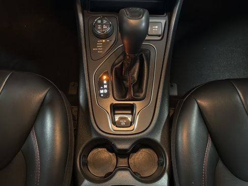 Used 2019 Jeep Cherokee Trailhawk AWD/4WD image 37