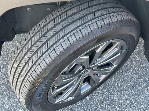 Used 2022 Toyota RAV4 XLE Premium image 11