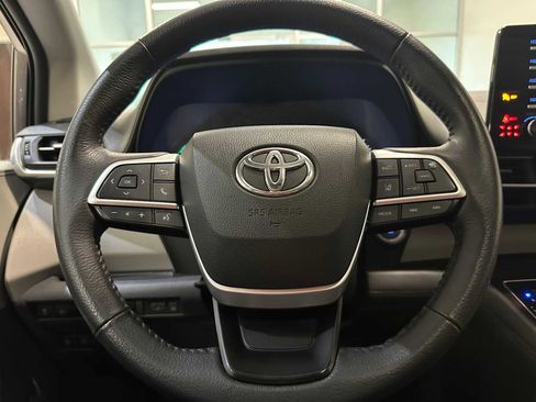 Used 2023 Toyota Sienna XLE FWD image 11