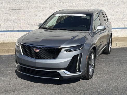Certified 2025 Cadillac XT6 Premium Luxury image 3