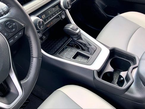 Used 2021 Toyota RAV4 XLE Premium image 16