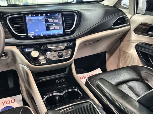 Used 2023 Chrysler Pacifica Limited FWD image 28