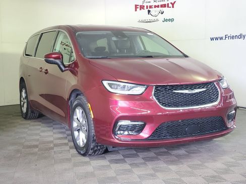 Used 2023 Chrysler Pacifica Touring-L AWD/4WD image 2