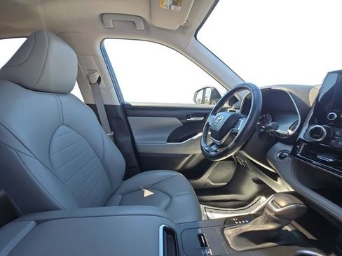 Used 2023 Toyota Highlander XLE FWD image 16