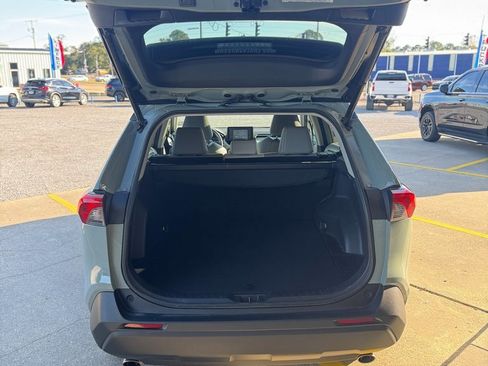 Used 2020 Toyota RAV4 XLE Premium image 6