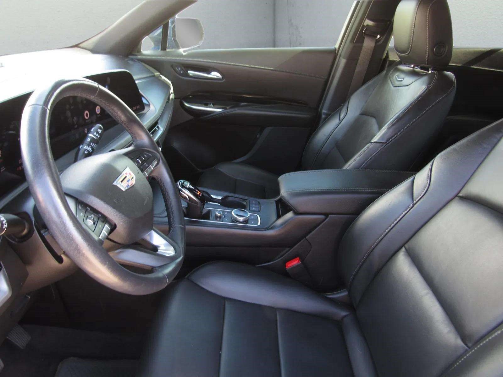 Used 2024 Cadillac XT4 Luxury w/ Cold Weather Package FWD image 13