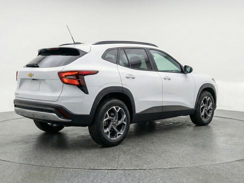 Used 2025 Chevrolet Trax LT w/ LT Convenience Package FWD image 6