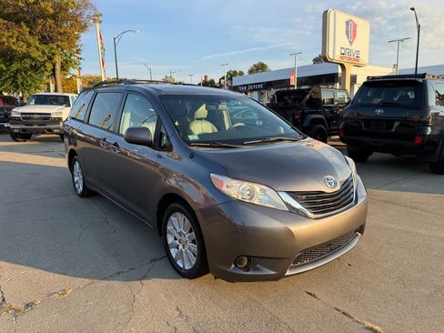Used 2011 Toyota Sienna LE image 3